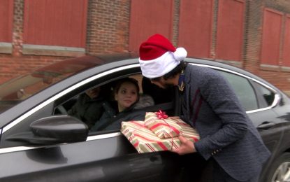 Refugees team up with Rochester Police to deliver Christmas
