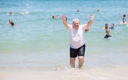 Syrian, Iraqi refugees dive into first Queensland summer with beach swim
