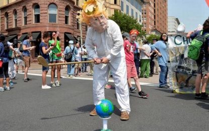 Trump compares refugees to snakes