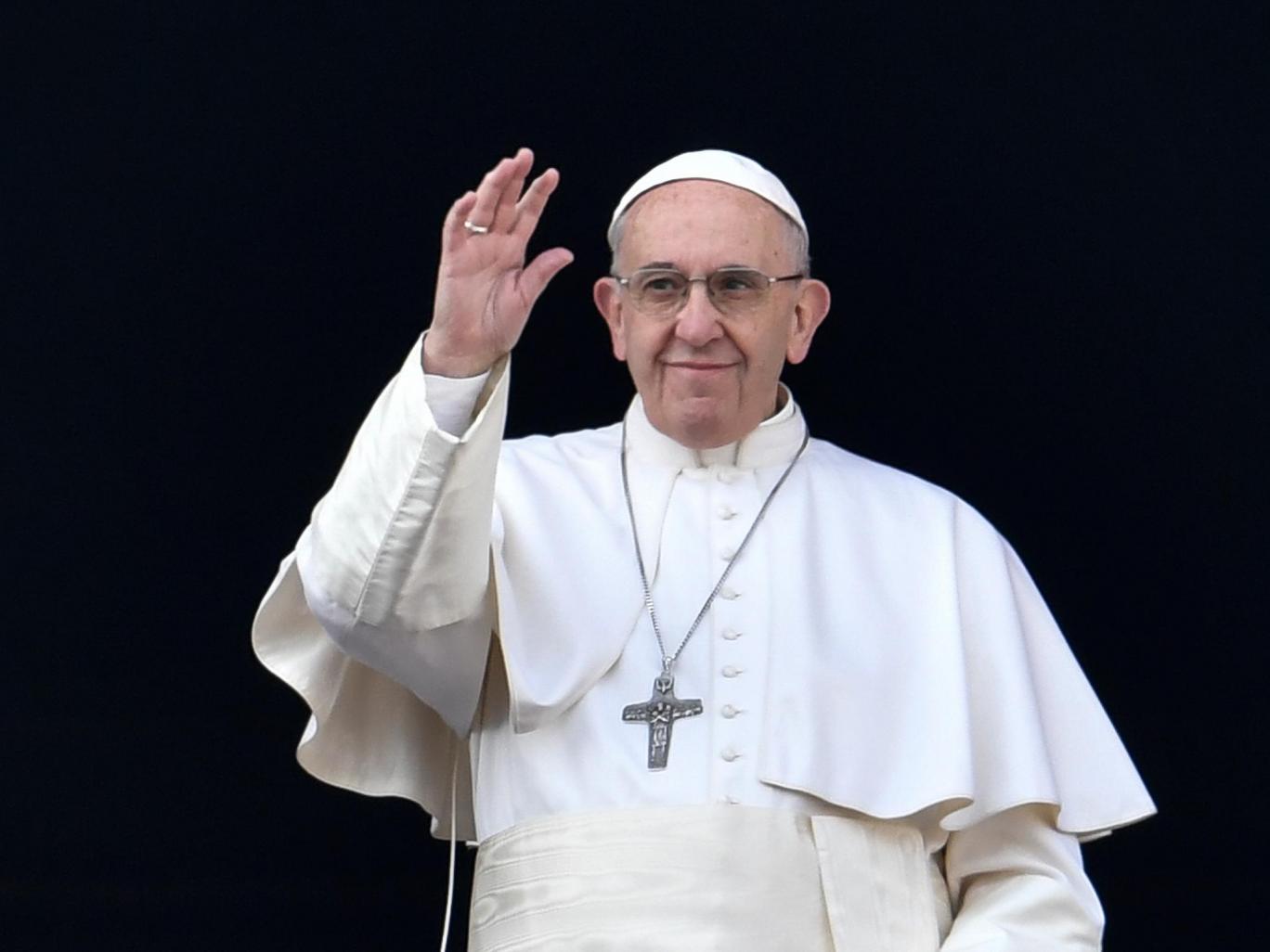 Pope Francis calls on politicians to do more to help refugees and migrants