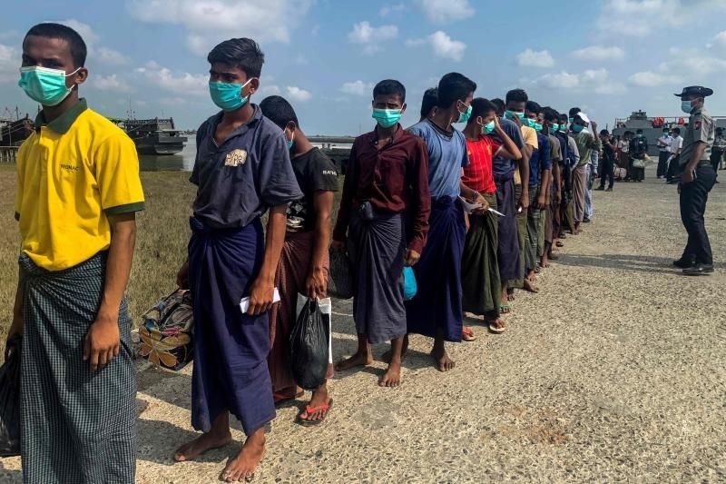 Myanmar ships 800 freed Rohingya prisoners back to Rakhine